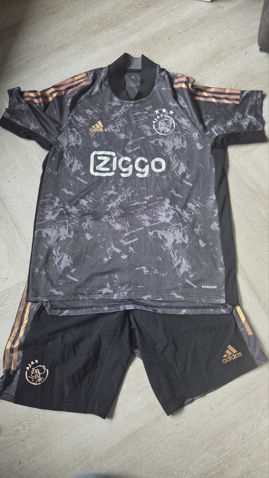 Limited Edition Ajax Tenue - Shirt L, Broek M, Maat 52/54 (L), Zwart, Ophalen of Verzenden, Zo goed als nieuw