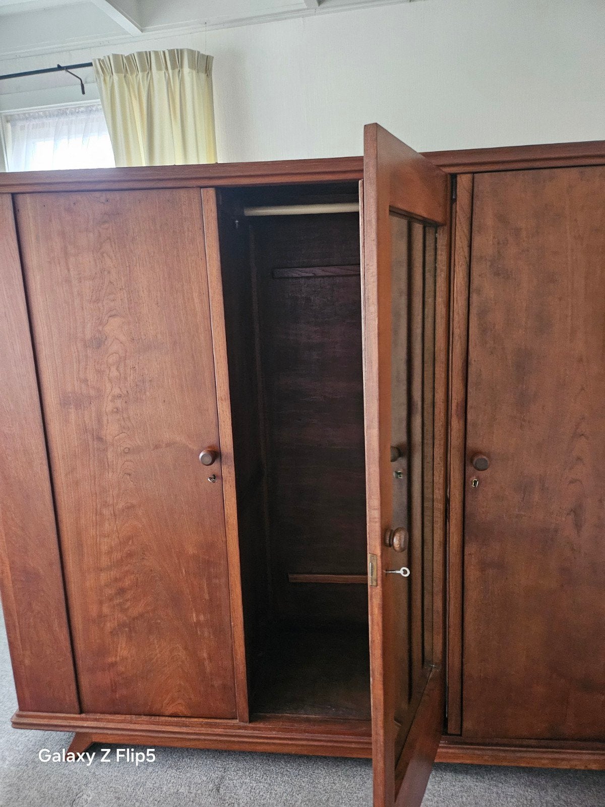 Vintage Kledingkast met Spiegel en Veel Opbergruimte, Huis en Inrichting, Kasten | Kledingkasten, Ophalen, Met deur(en), Gebruikt