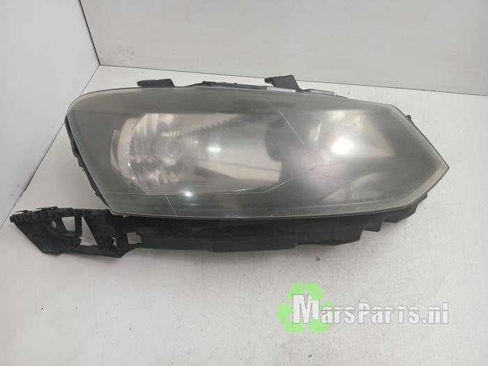 Koplamp rechts van een Volkswagen Polo
