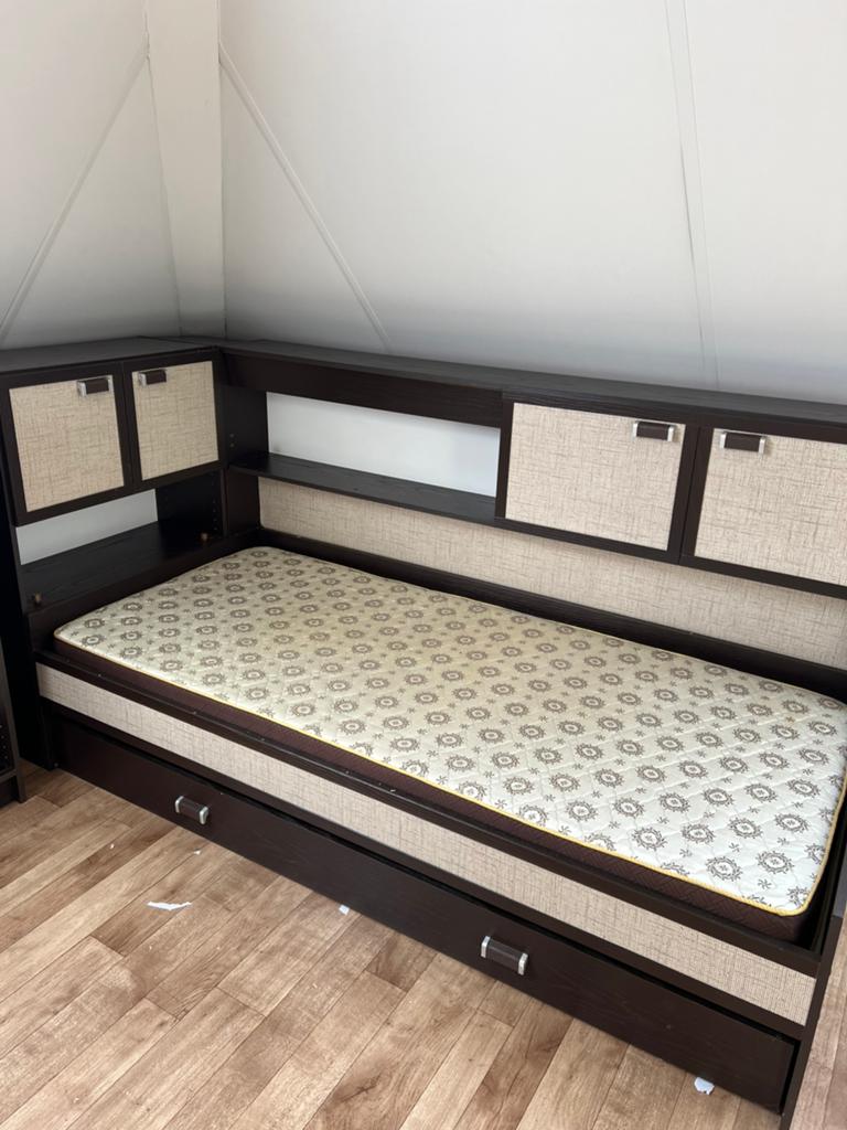 Retro bed met ombouw, goed matras en losse boekenkast, Ophalen, 85 tot 100 cm, Zo goed als nieuw, Matras