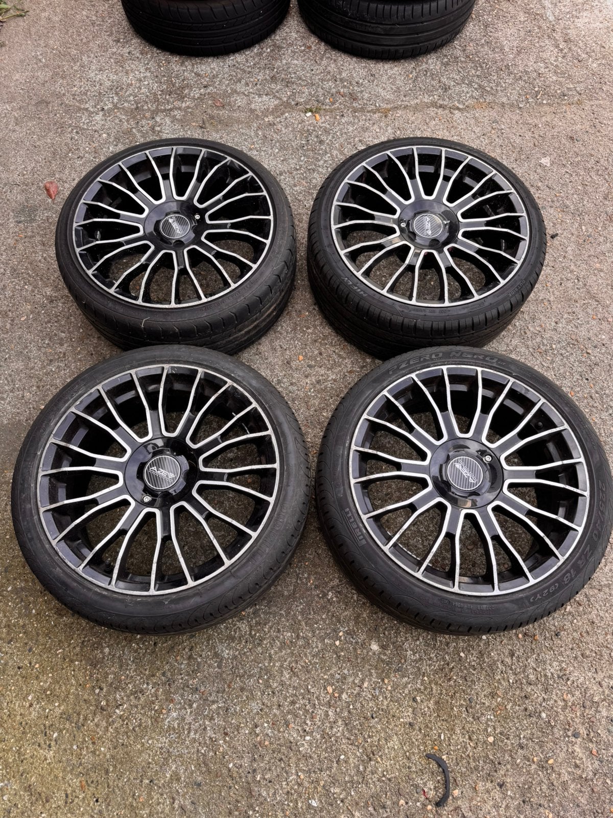 Aze 18 inch 225 40 zr18 et18 pirelli & 1 set 15 stalenvelgen, Ophalen, 18 inch, Band(en), Zomerbanden
