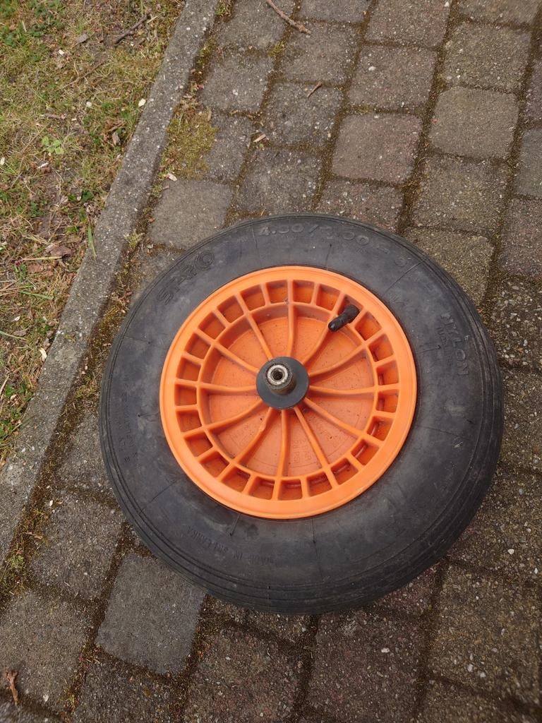 Stevig kruiwagenwiel met oranje velg, Gebruikt, Ophalen of Verzenden, Handmatig, Onbekend