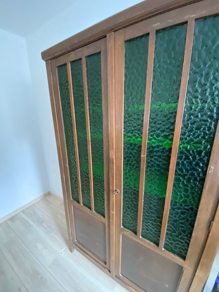 Houten kast met groene glasdeur, Ophalen, Met plank(en), Gebruikt, 100 tot 150 cm