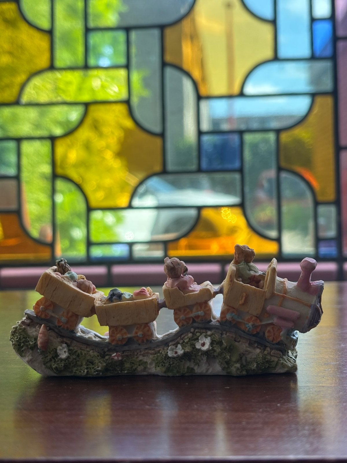 Polystone beeldje trein met beertjes, Verzamelen, Beelden en Beeldjes, Ophalen of Verzenden, Zo goed als nieuw, Dier