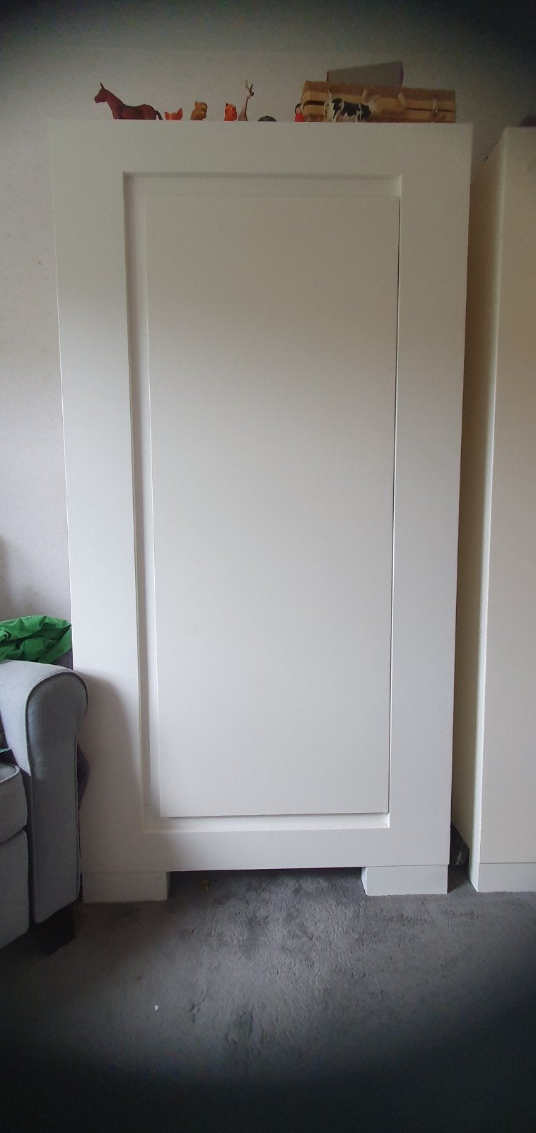 Witte kledingkast met verstelbare planken en roede, Ophalen, Met deur(en), Gebruikt, 50 tot 100 cm