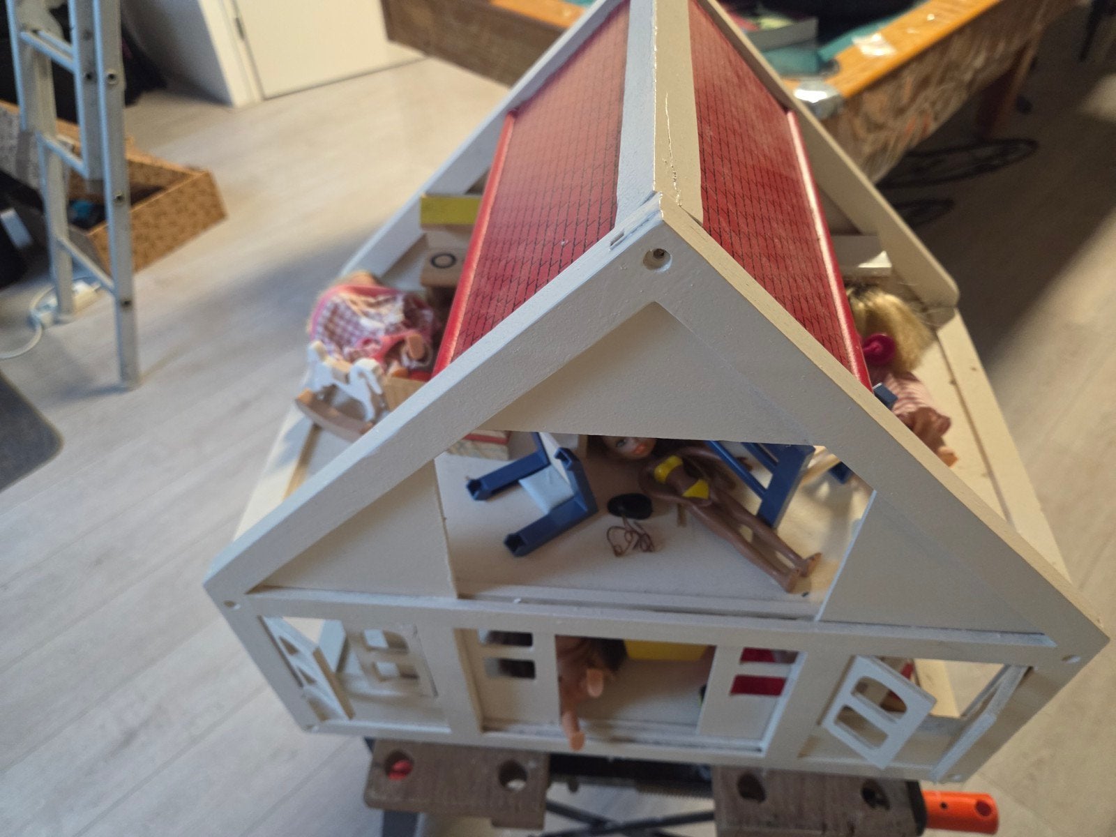Houten Poppenhuis met Meubels en Poppen, Ophalen, Gebruikt, Poppenhuis