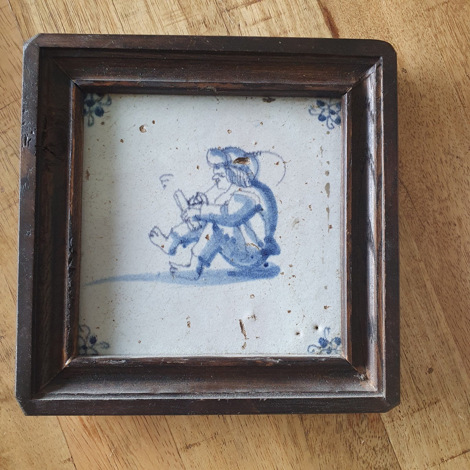 17e eeuwse Delfts Blauwe Tegel met Pijprokende Man, Antiek en Kunst, Ophalen of Verzenden