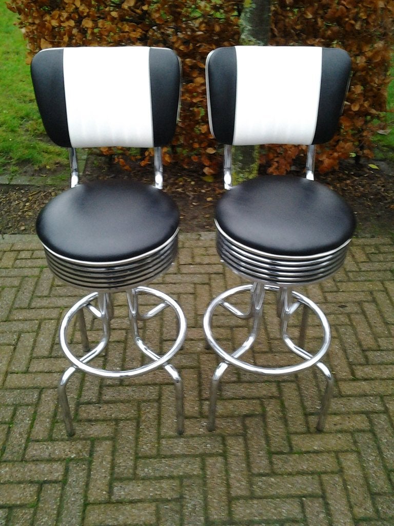 2 zwart witte Amerikaanse Bel Air barkrukken sixties fifties, Huis en Inrichting, Ophalen, 60 tot 90 cm, Met voetsteun, Zo goed als nieuw
