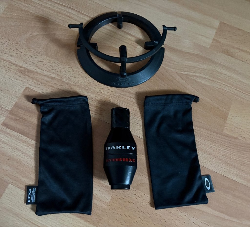 Oakley - display / standaard en 2 Microbag's, Sieraden, Tassen en Uiterlijk, Zonnebrillen en Brillen | Heren, Ophalen of Verzenden