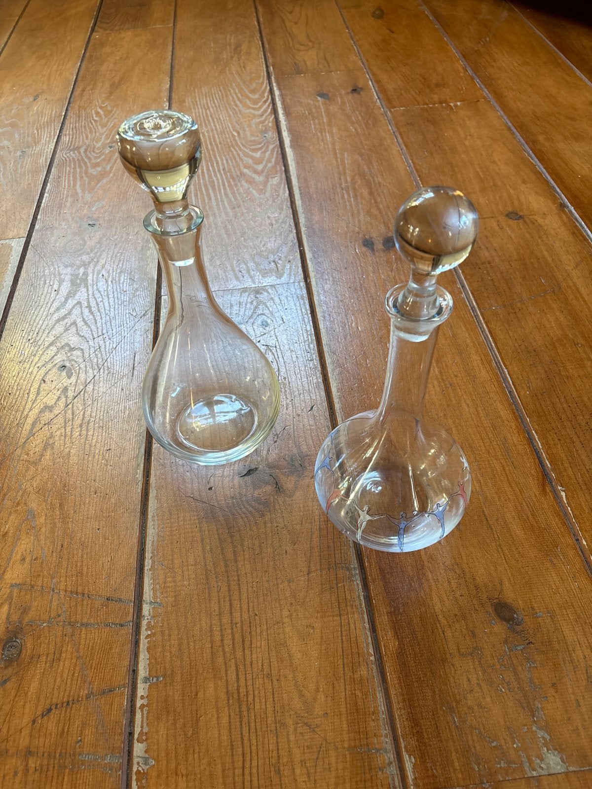 Twee elegante karaffen met stoppen, Ophalen