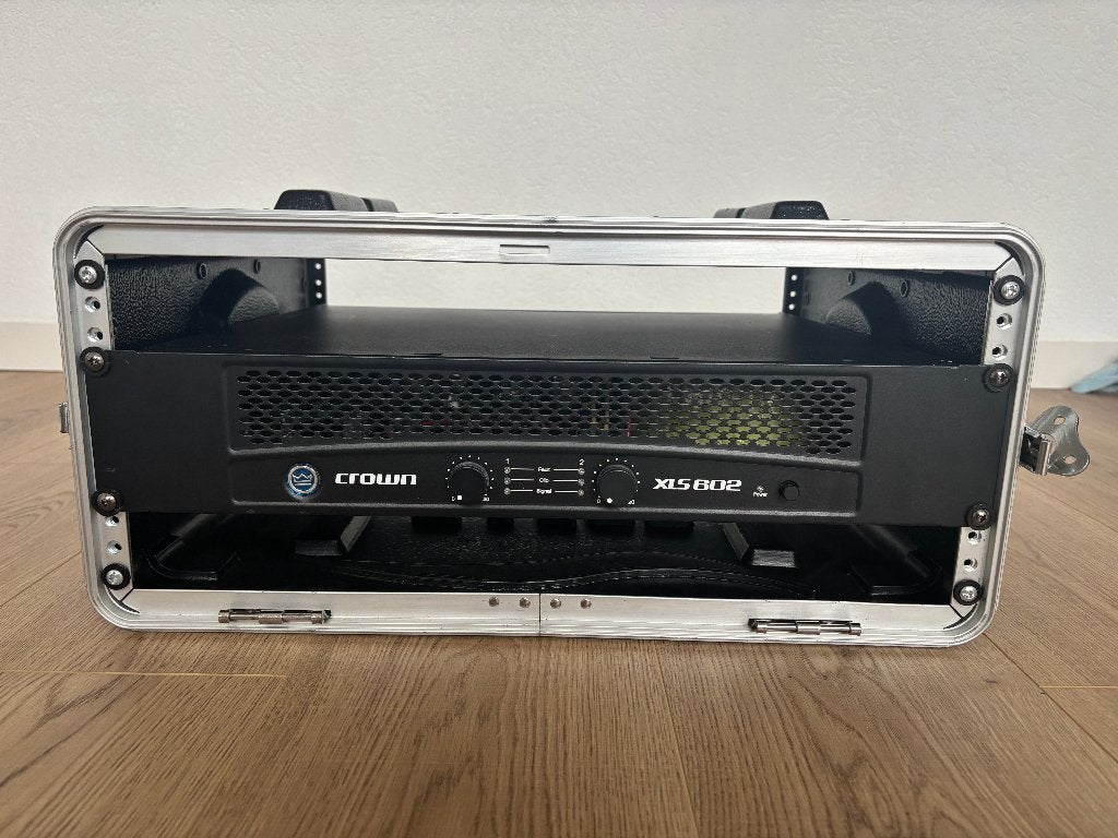 Crown XLS602 Eindversterker in robuuste 4HE Gator Case, Ophalen, Zo goed als nieuw, 500 tot 1000 watt, P.A.
