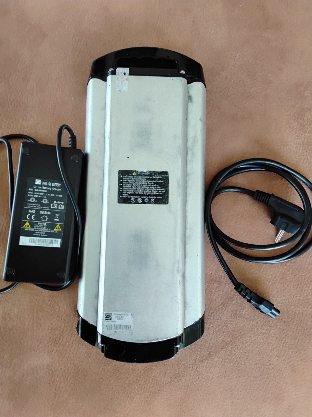 E-bike accu met oplader, Fietsen en Brommers, Gebruikt