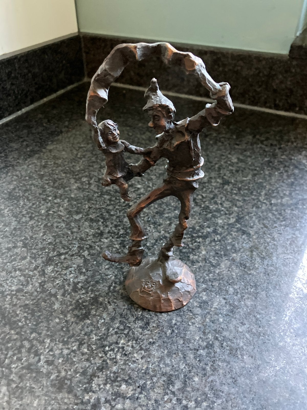 Bronzen beeldje van een nar met kind, Ophalen, Minder dan 20 cm, Scène, Beeld
