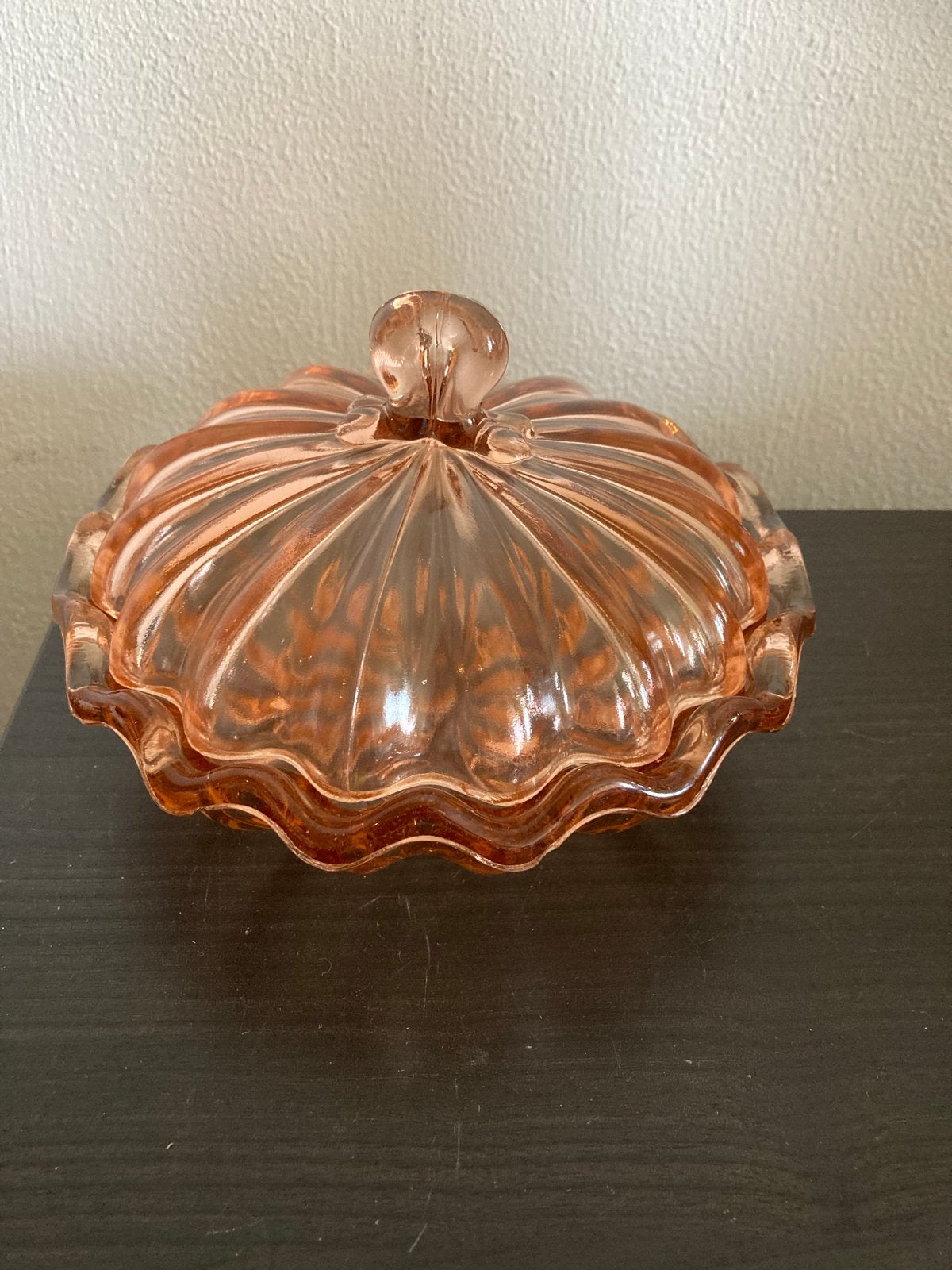 Roze glazen bonbonnière met gegolfde rand en deksel 18cm, Ophalen of Verzenden