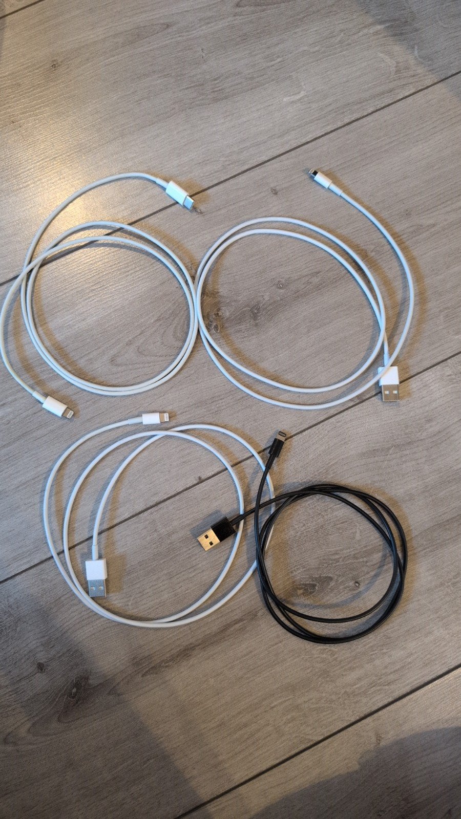 4 iPhone Lightning oplaadkabels (1x USB-C, 3x USB-A), Ophalen, Gebruikt, Minder dan 2 meter, Overige kabels
