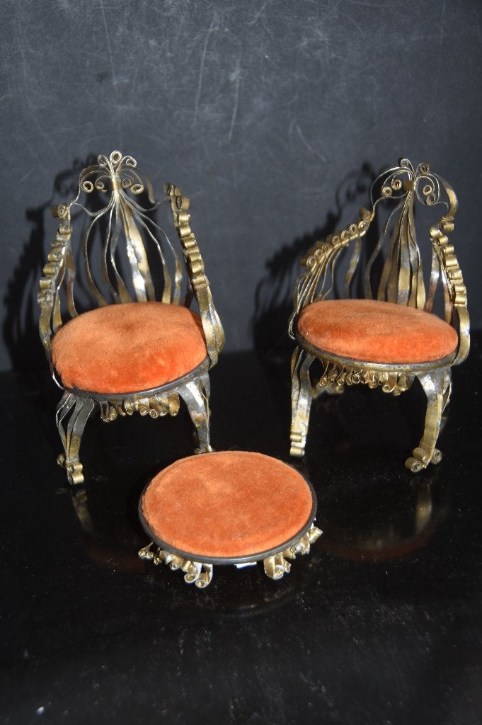 2 Brocante Poppenstoeltjes met kruk Poppenhuis Vintage, Verzenden, Gebruikt, Gebruiksvoorwerp