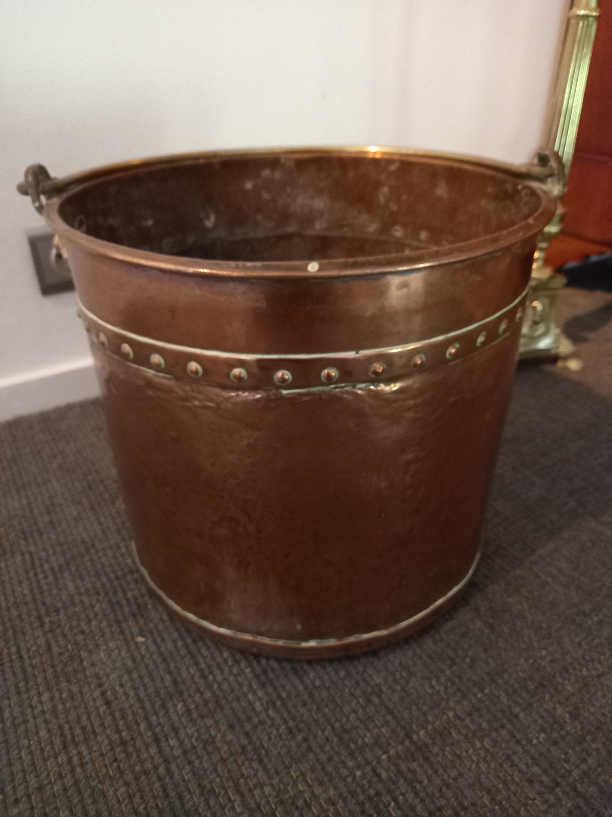 Prachtige antieke grote geklonken emmer met hengsel., Ophalen