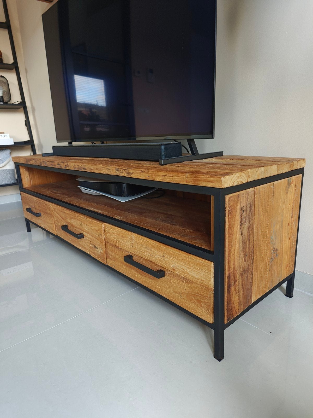 Mango Houten TV Meubel met Zwart Metalen Frame, Ophalen, 150 tot 200 cm, Zo goed als nieuw, Minder dan 100 cm