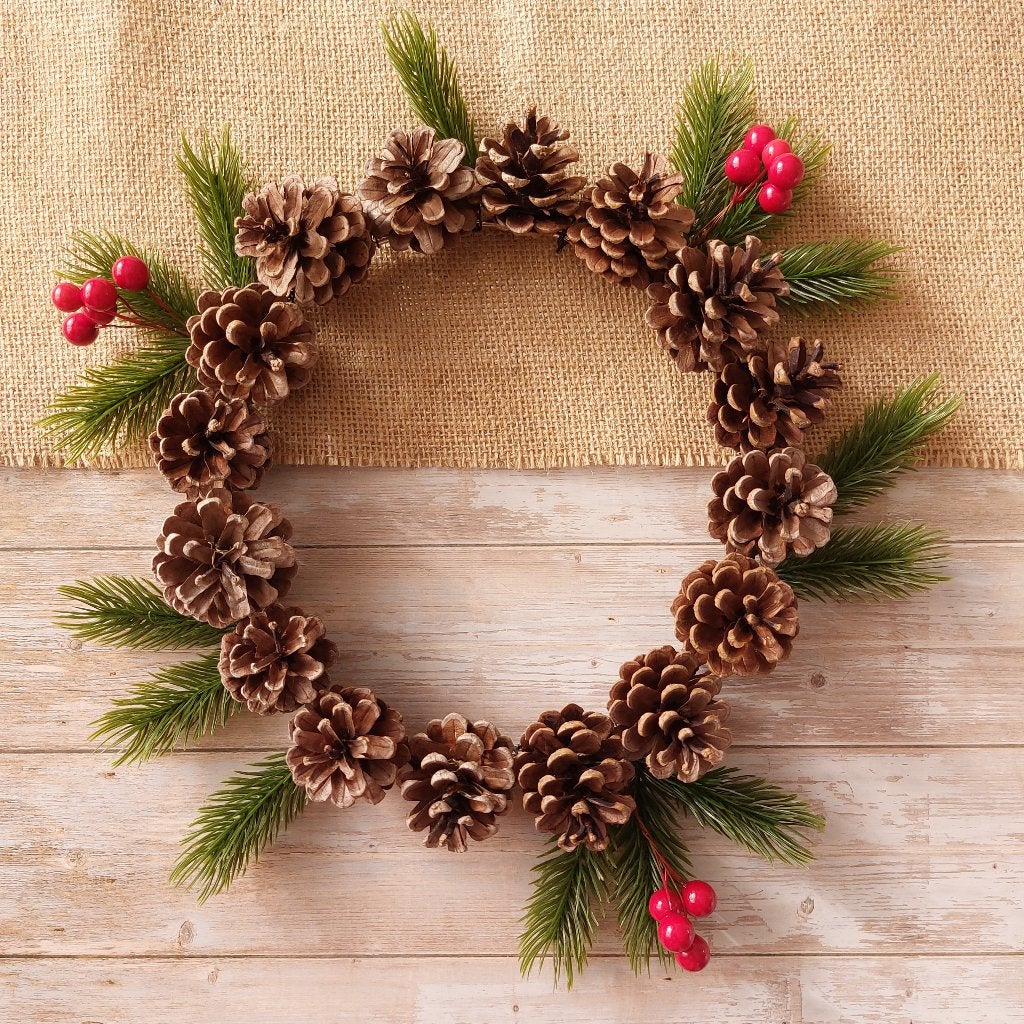 Natuurlijke dennenappelkrans op metalen ring – 23 cm, Krans, Ophalen of Verzenden, Natuurlijk materiaal, Nieuw