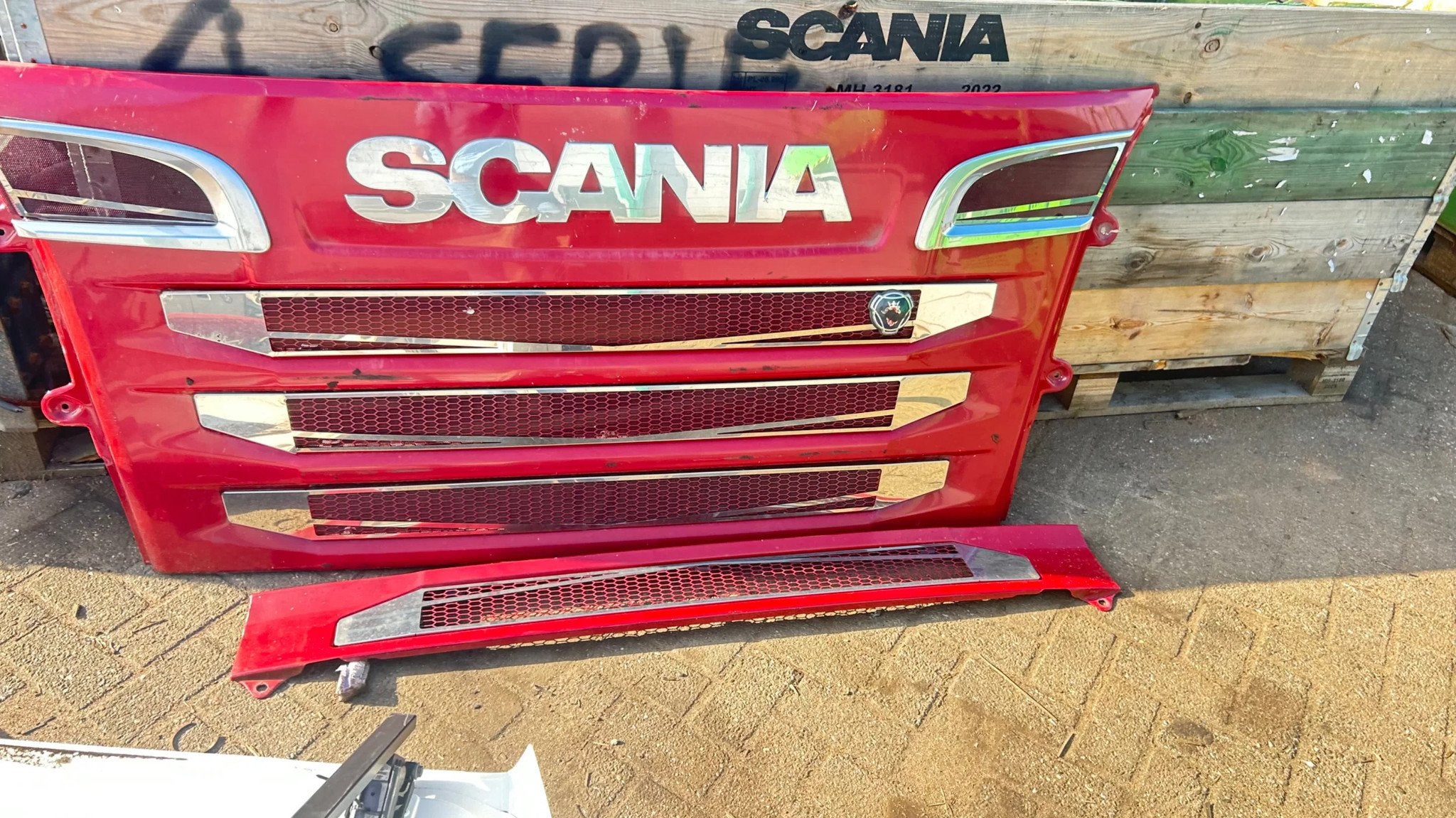 Scania Grille plaat + ondergrille scania, Gebruikt, Scania, Carrosserie en Plaatwerk