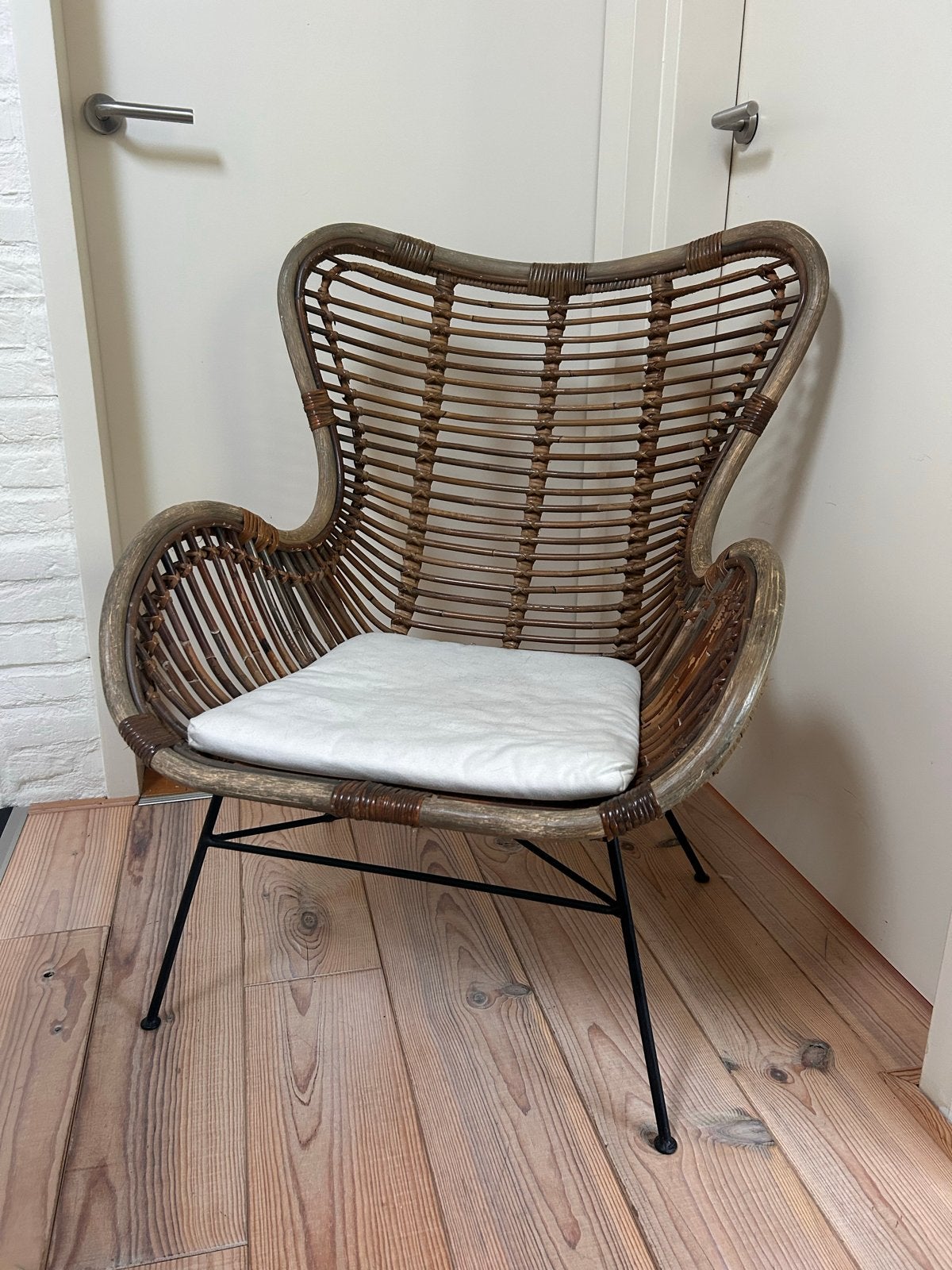 Rotan fauteuil met metalen onderstel en kussen, Huis en Inrichting, Stoelen, Bruin, Riet of Rotan, Ophalen of Verzenden, Zo goed als nieuw