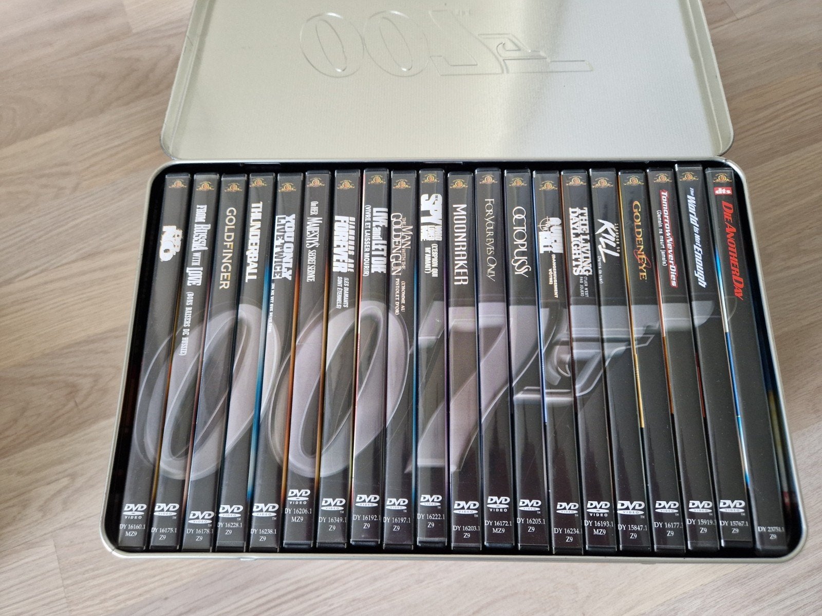 James Bond verzamelaarsblik met 20 speelfilms, Ophalen