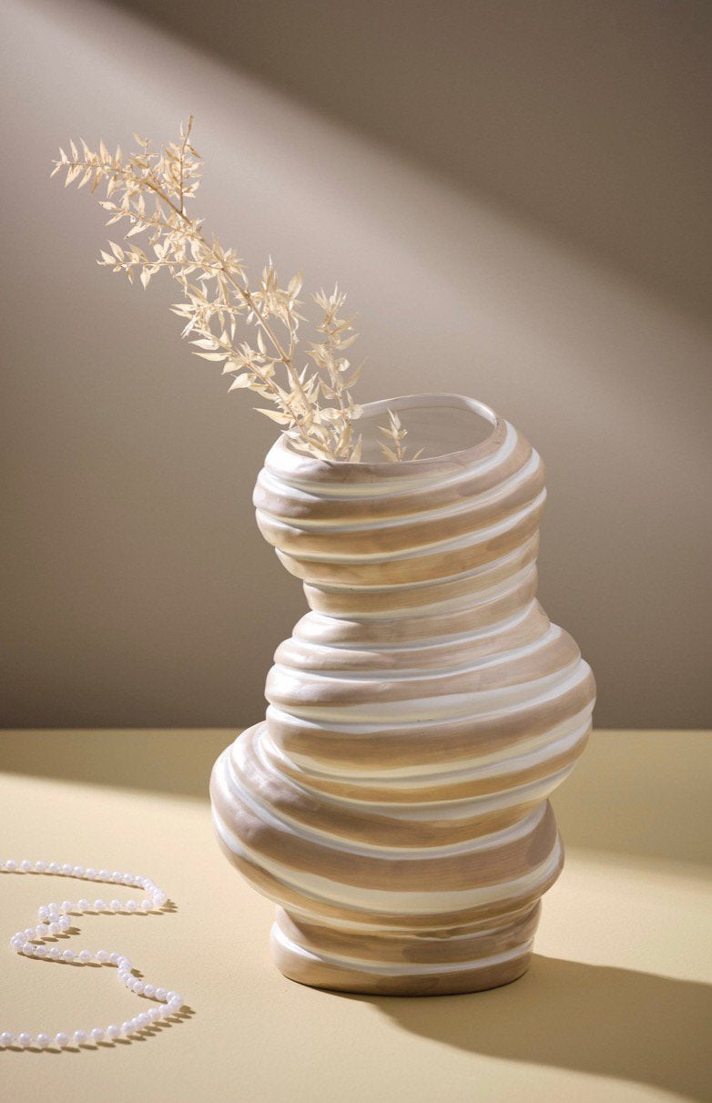 Organische beige swirl vaas van Jotex - Japandi stijl, Met patroon/structuur, Beige, Ophalen of Verzenden, Zo goed als nieuw