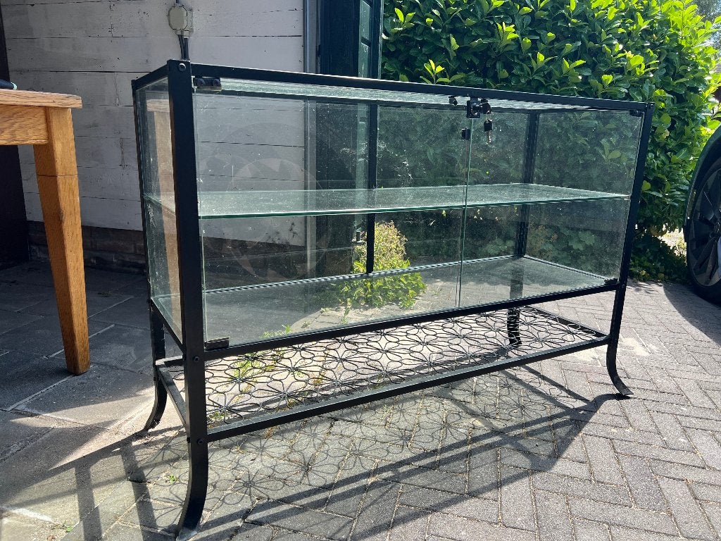 Vintage glazen vitrinekast, Huis en Inrichting, Ophalen, Met deur(en), 100 tot 150 cm, Glas