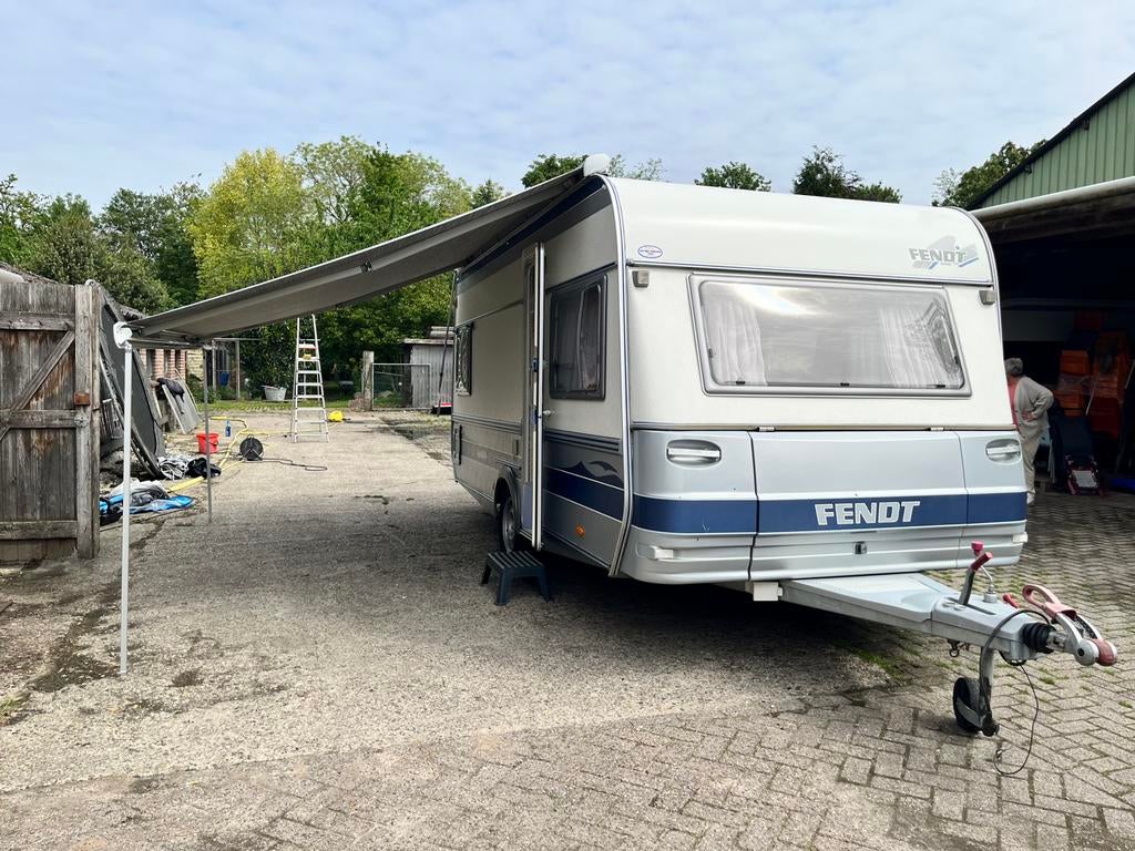 Fendt saphir 470 TF bouwjaar 2002, Caravans en Kamperen, Caravans, Omvormbare zithoek, Rondzit, Particulier, 1250 - 1500 kg