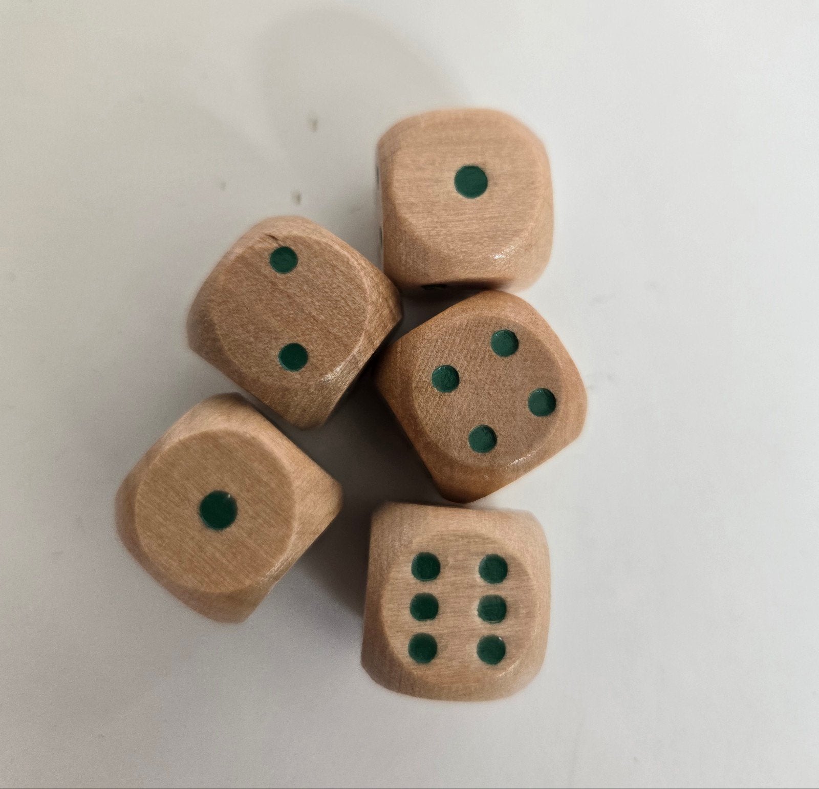 5 Houten Dobbelstenen met Groene Stippen, Ophalen of Verzenden, Gebruikt