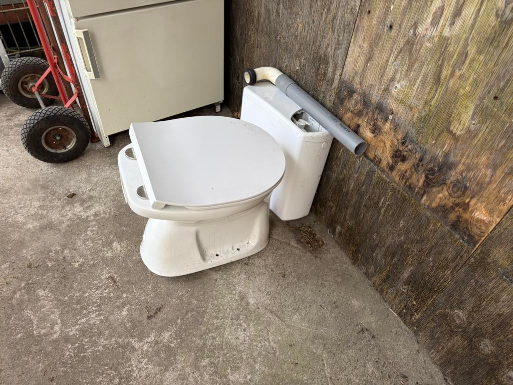 Nieuwe toilet en nieuwe bril.  plus reservoir, Ophalen of Verzenden, Zo goed als nieuw, Toilet