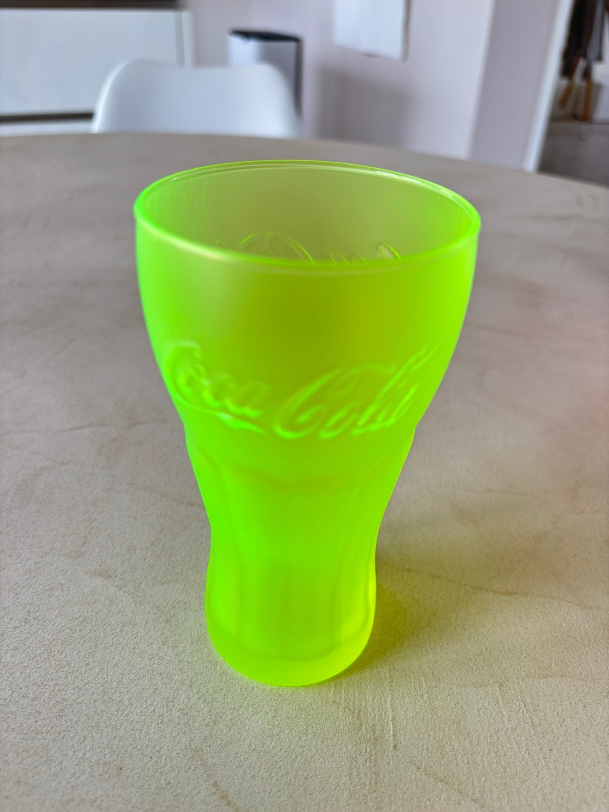Coca Cola glas in neon kleur, Ophalen of Verzenden, Zo goed als nieuw, Frisdrankglas