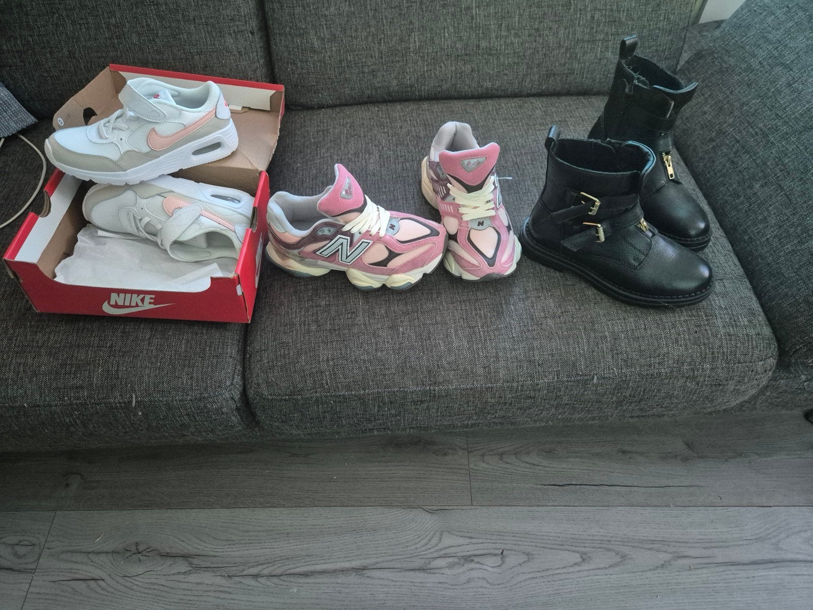 3 paar nieuwe meisjesschoenen: Nike, NB, Laarzen, Kinderen en Baby's, Kinderkleding | Schoenen en Sokken, Ophalen