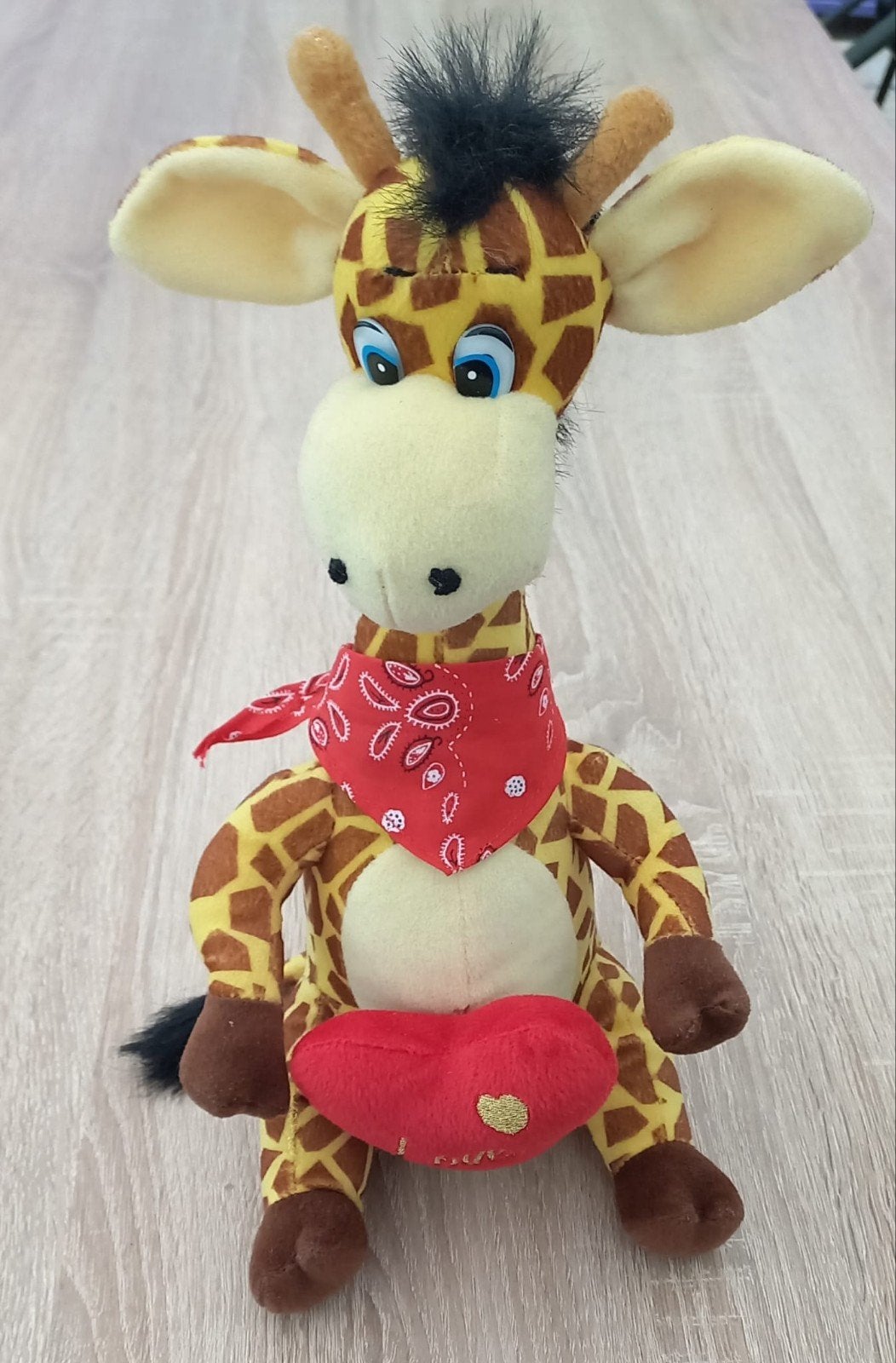 Leuke kermis giraf knuffel met hartje - Zo goed als nieuw, Giraf, Ophalen of Verzenden, Zo goed als nieuw, Middelgroot (20 tot 80 cm)