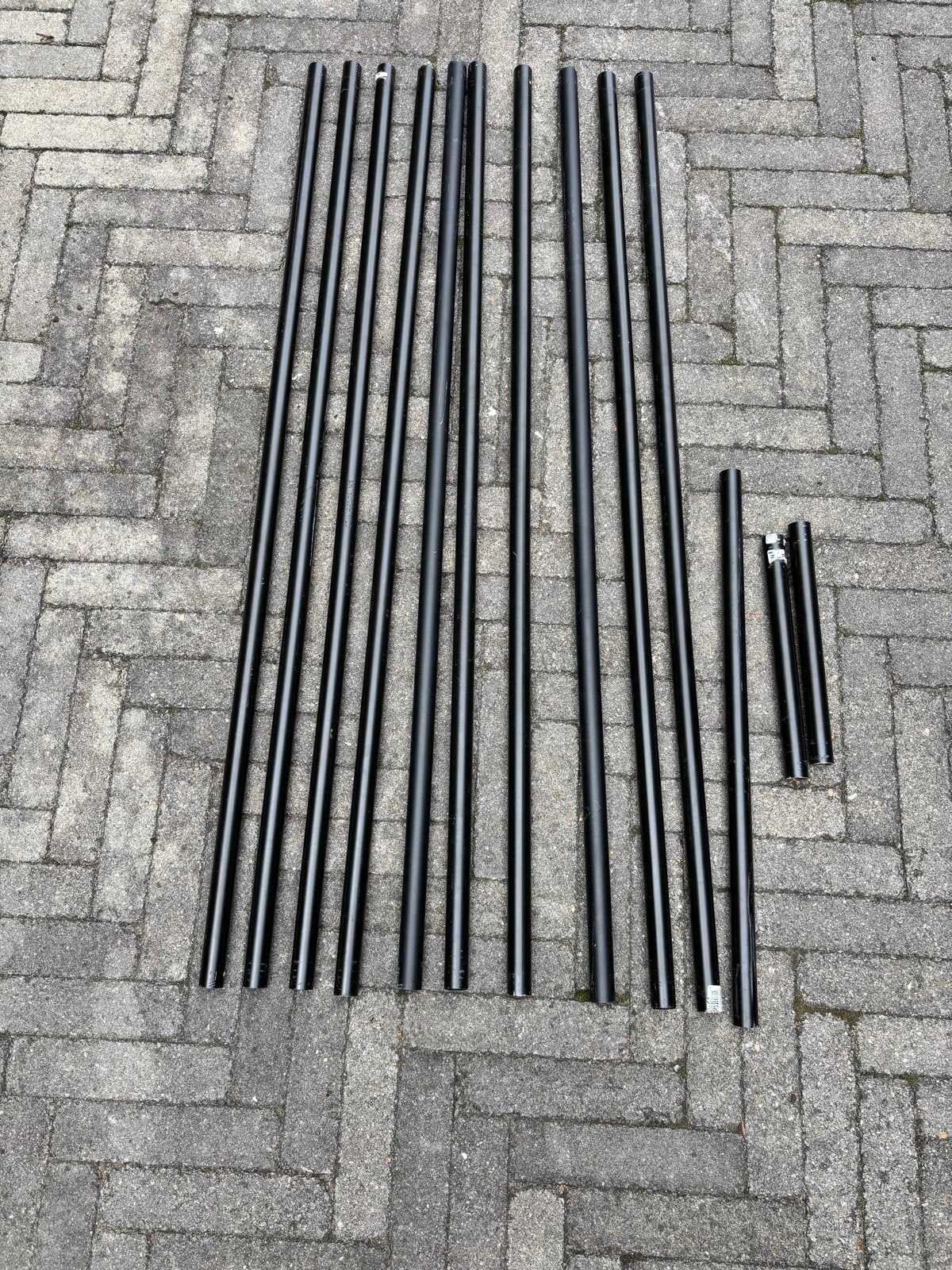 Zwarte metalen buizen en koppelstukken voor constructie, Ophalen, Zo goed als nieuw