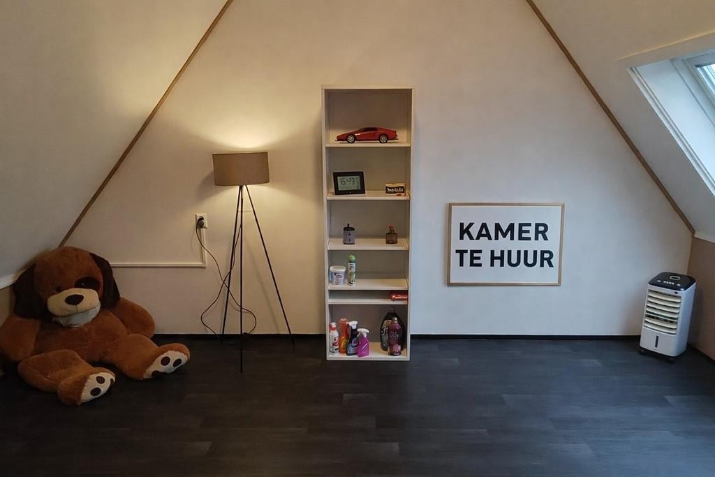 Zolderkamer in Almere Stad te huur voor vrouw., Almere