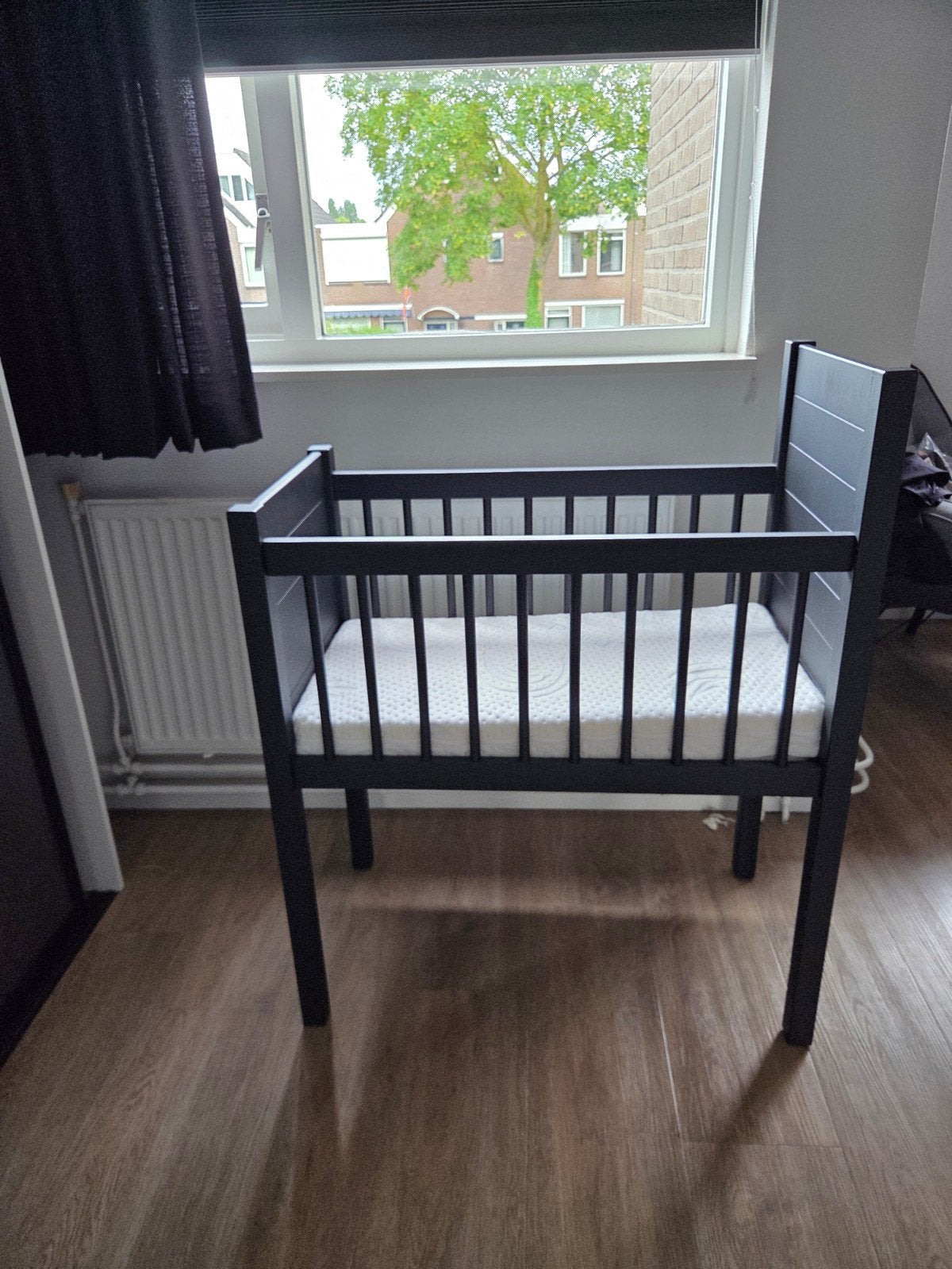 Kidsmill Noa II Wieg Zwart incl matras Zo goed als nieuw, Ophalen, Zo goed als nieuw, Wieg