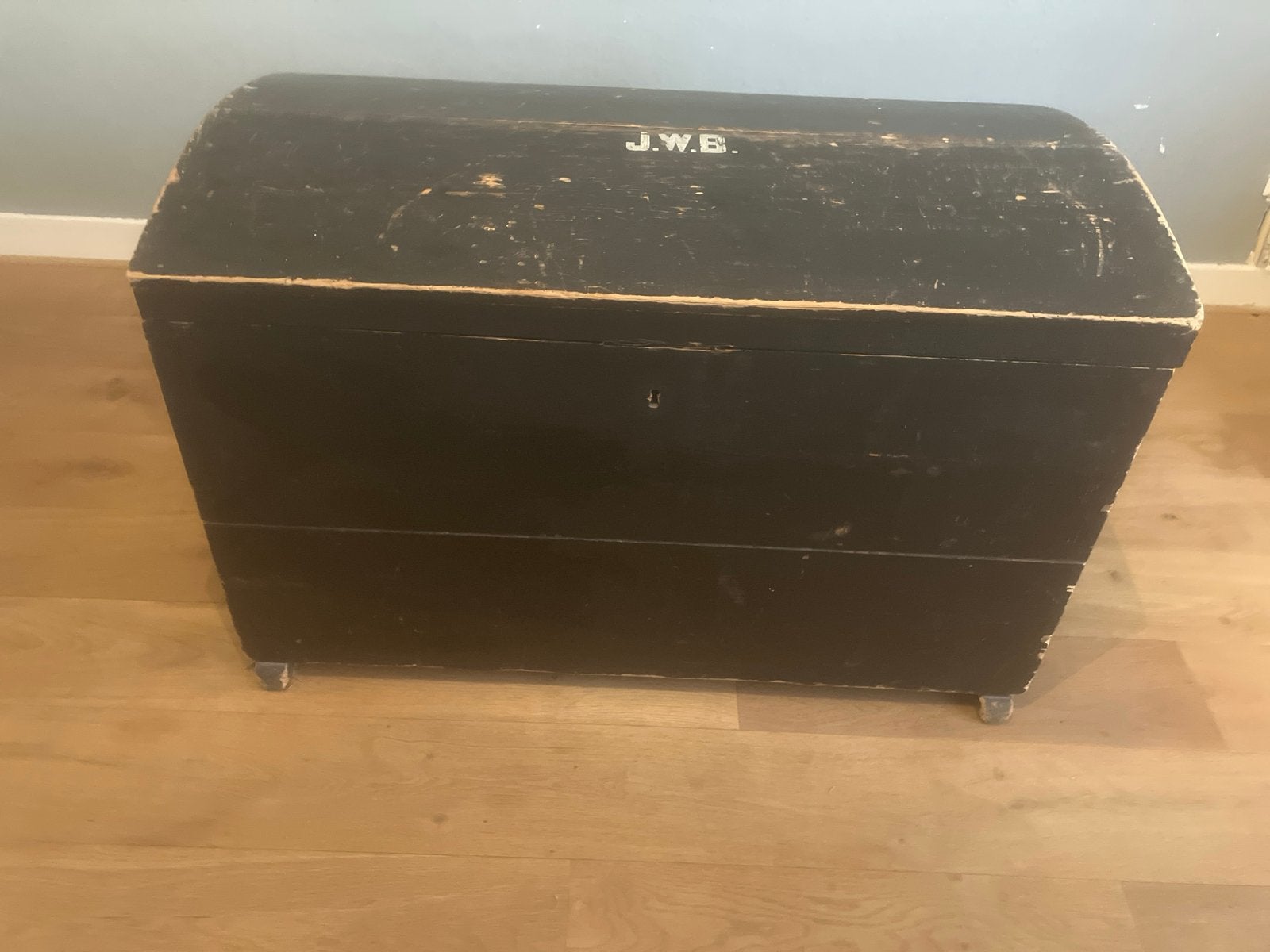 Antieke houten deken kist met gebogen deksel - J.W.B., Ophalen