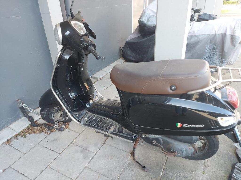 Zwarte Senzo Scooter, Gebruikt, Benzine, Ophalen, Overige merken