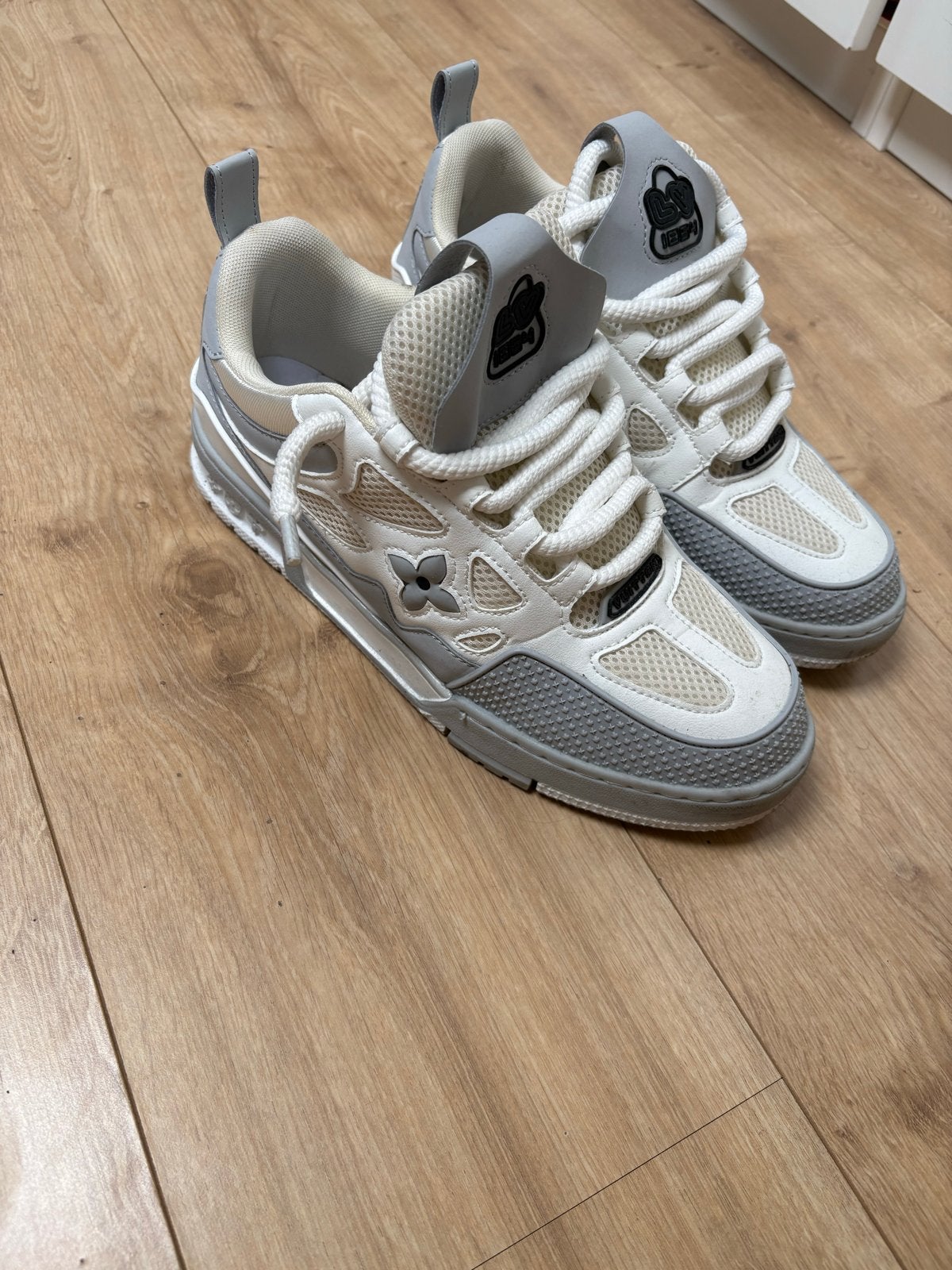 Louis Vuitton LV 1854 Sneakers - Grijs/Wit, Kleding | Heren, Schoenen, Ophalen of Verzenden, Gedragen, Wit, Sneakers of Gympen