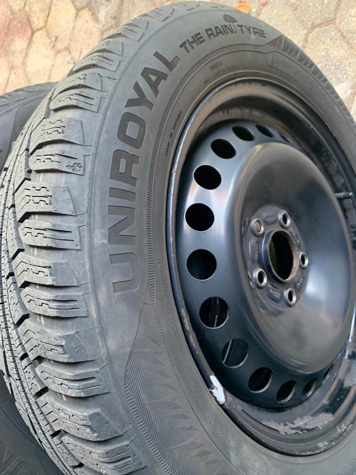 Complete set Uniroyal winterbanden 5x108 met wieldoppen, Ophalen of Verzenden, Gebruikt