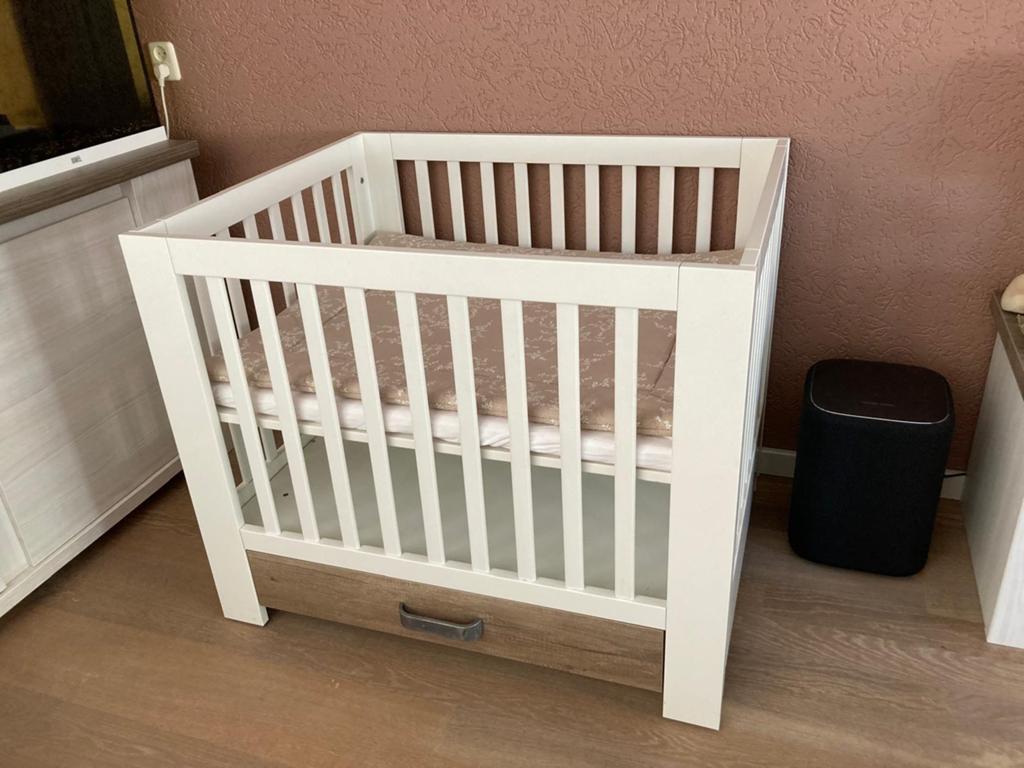 Witte baby box met lade, matras en boxkleed, Kinderen en Baby's, Boxen, Zo goed als nieuw, Lade, Ophalen