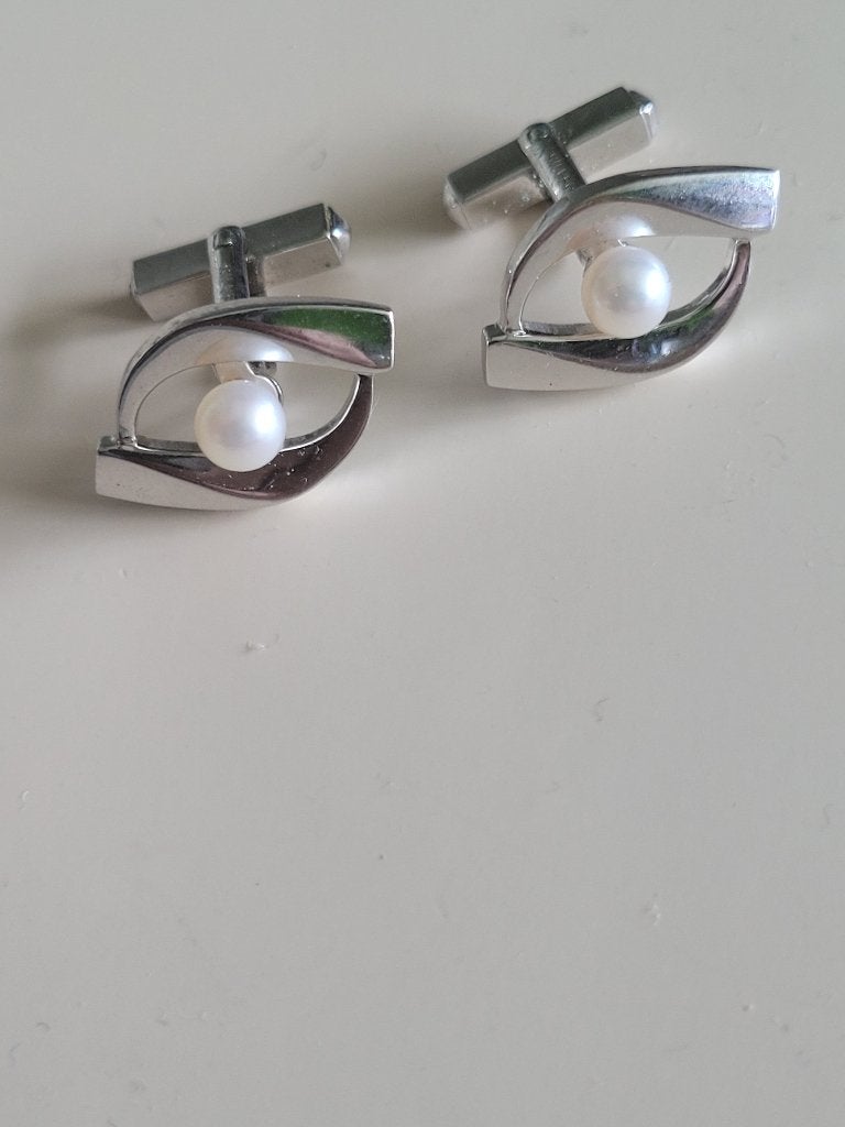 MIKIMOTO with Akoya Pearl Oval Cufflinks in Silver Color., Ophalen of Verzenden, Nieuw, Zilver, Zilver