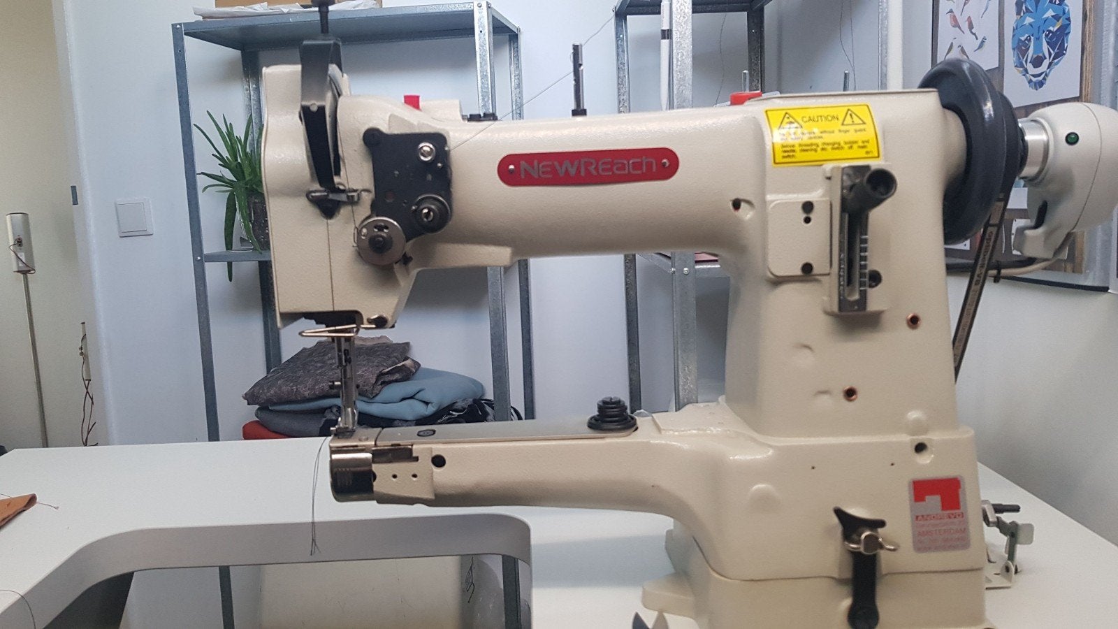Industriële New Reach Vrije Arm Triple Naaimachine, Gebruikt, Naaimachine, Industrieel, Ophalen
