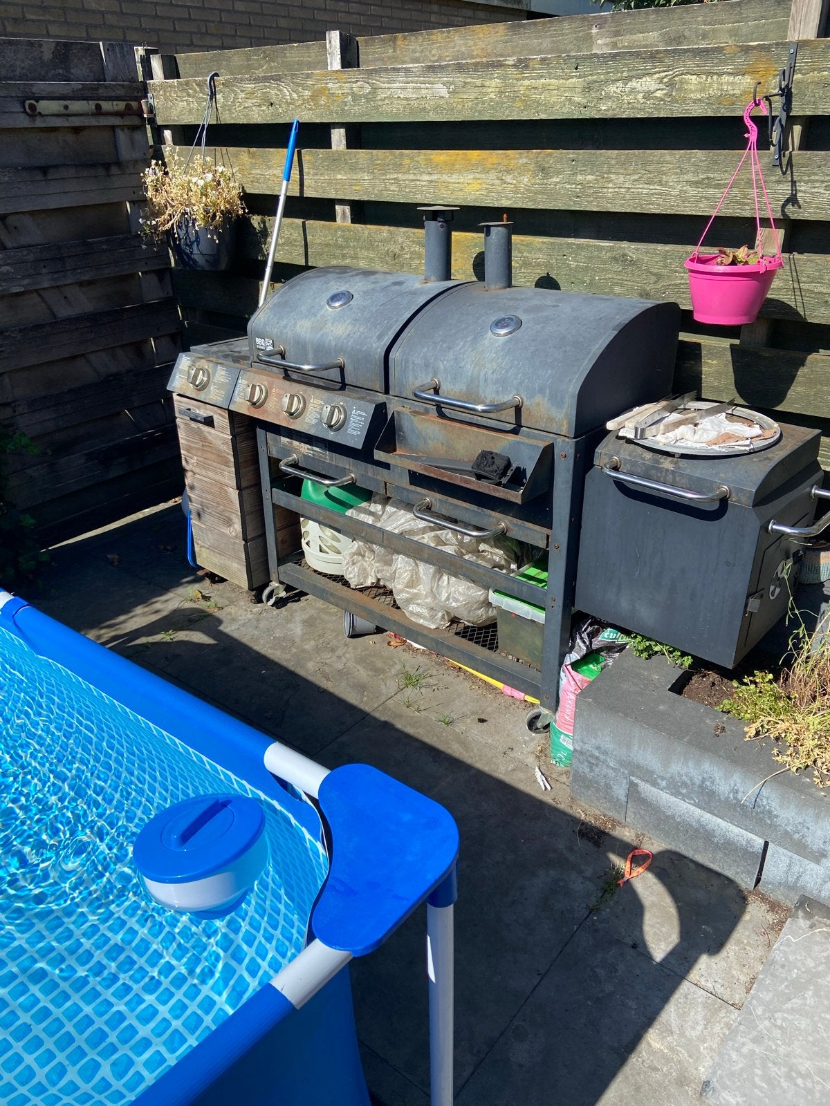 Grote BBQ met gas- en houtskoolgedeelte, Ophalen, Gebruikt
