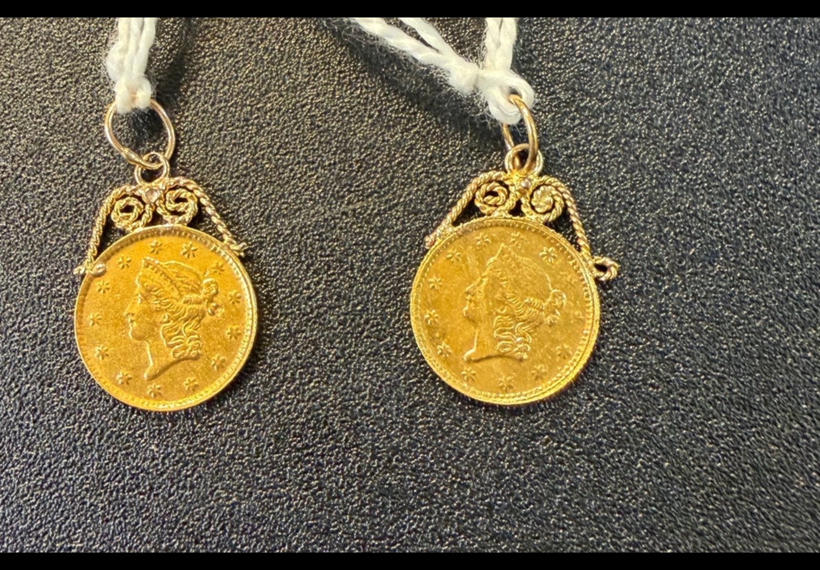 Gouden hanger dollar muntjes 1849 en 1853 , Twee stuks ,18 k, Overige voorstellingen, Verzenden, Zo goed als nieuw, Goud