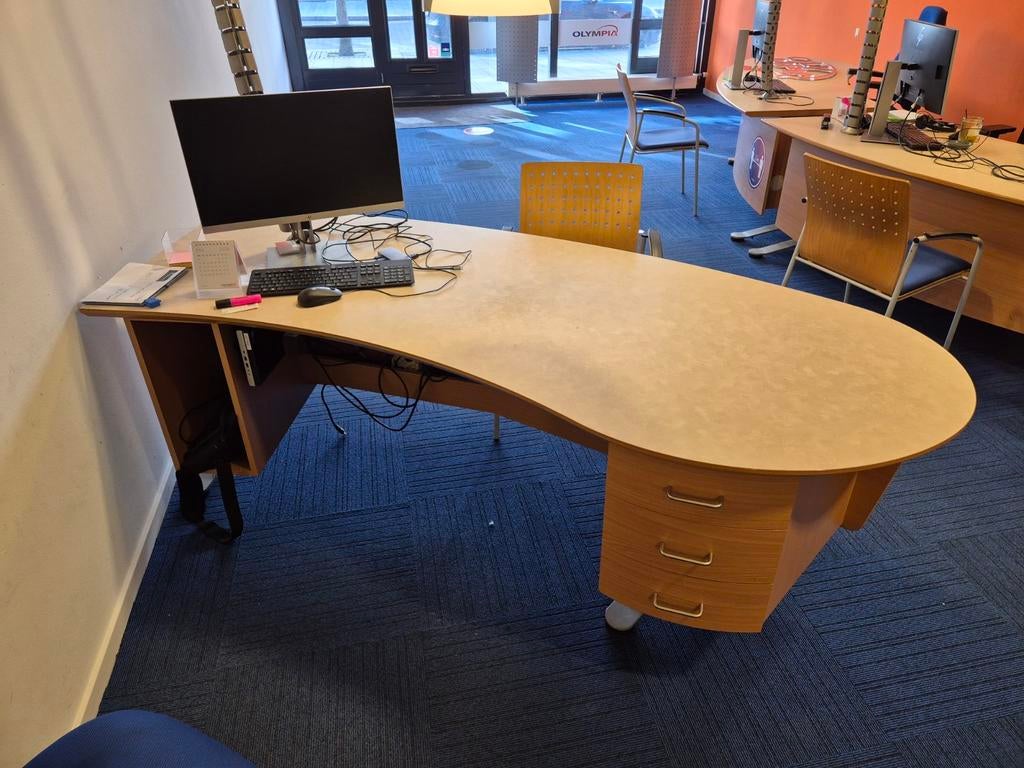 Gratis! 6 Grote Bureaus 210x81 cm met Lades en Kabelgoot, Overige typen, Gebruikt, Spaanplaat of MDF, Ophalen of Verzenden