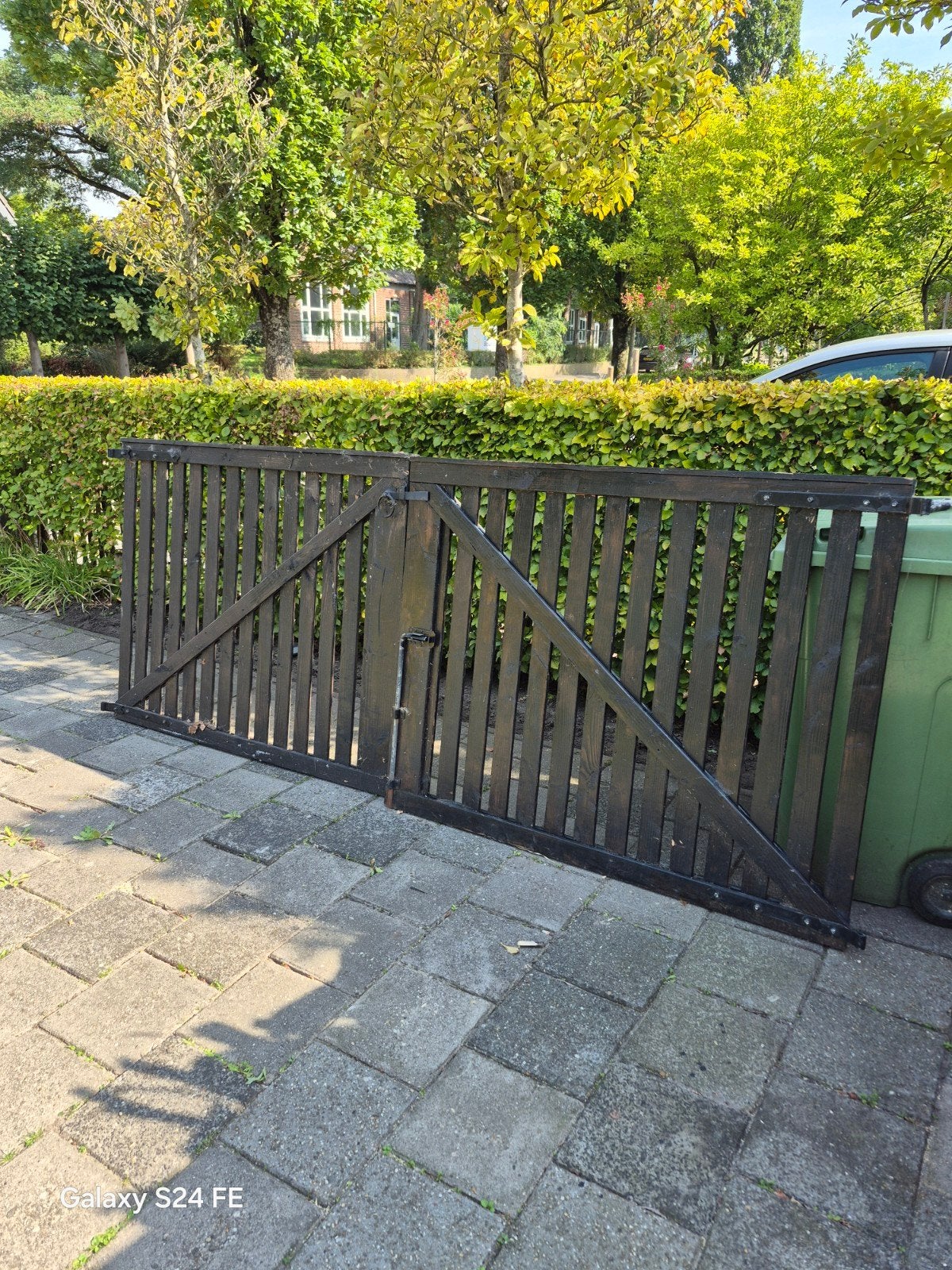 Prachtige houten poort met deurkruk en duimhengen, Tuin en Terras, Ophalen, Met poort, Gebruikt, Tuinhek