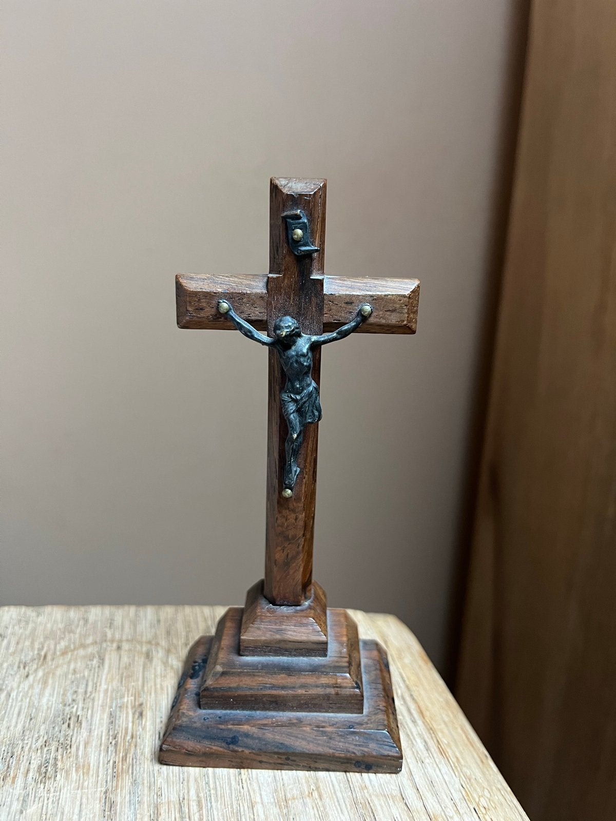 Staand Antiek houten kruisbeeld met Christusfiguur, Ophalen of Verzenden