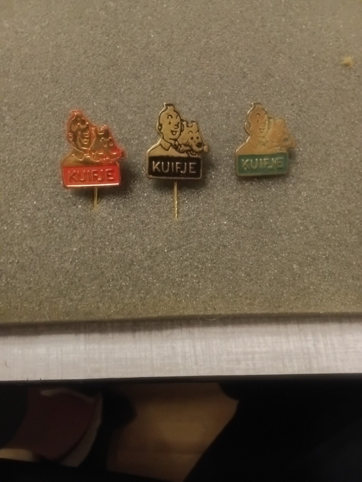 3 stuks verschillende Kuifje speldjes, Ophalen of Verzenden, Transport